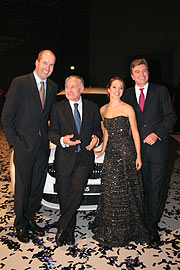 Minister Erwin Huber und Sophranistin Adriana Kucerova zu Gast bei BMW Vorstand Marketing, Dr. Michael Ganal (li) und Niederlassungschef Dr. Wolfgang Armbrecht (re) (Foto: MartiN Schmitz)